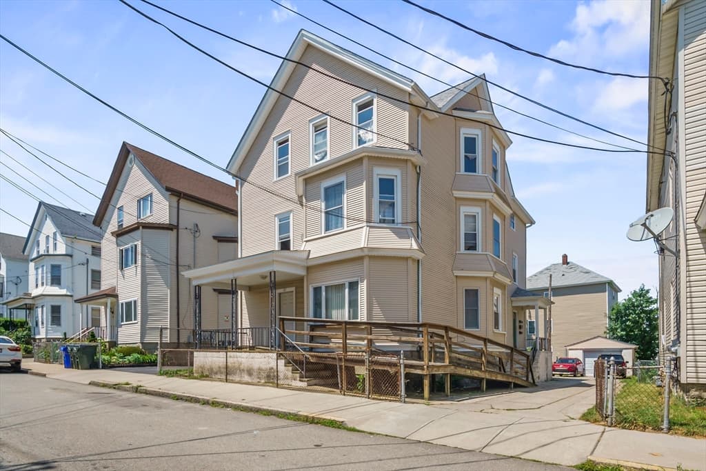 Multi-família em Fall River